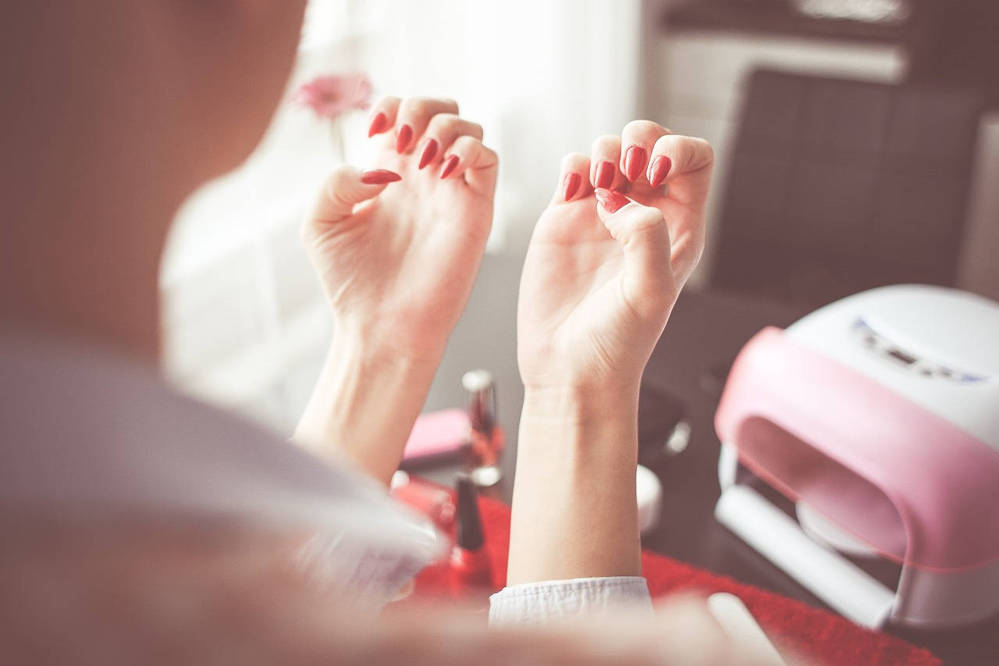 Hybrydy krok po kroku – jak zrobić paznokcie hybrydowe  w domu?